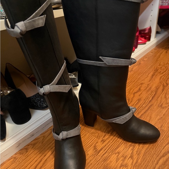 Black Knee-High Bow Boots - Picture 6 of 6